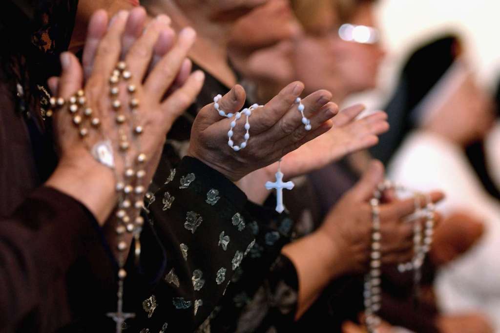 The current image has no alternative text. The file name is: iraqi_christians_pray_rosary-56a1060d5f9b58eba4b6cf26.jpg